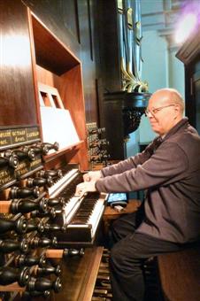 Stef Tuinstra op het orgel